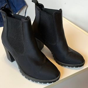 Simply Vera Vera Wang black boots. With heel size 7.5